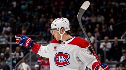 Juraj Slafkovský (20) oslavuje gól Montrealu Canadiens počas zápasu zámorskej NHL.