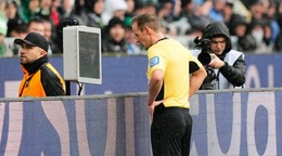 Rozhodca Sascha Stegemann kontroluje spornú situácie na monitore.