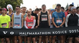 Na snímke v červenom Tibor Sahajda pred štartom pretekárov polmaratónu 102. ročníka Medzinárodného maratónu mieru (MMM) v Košiciach.