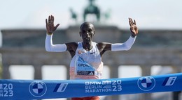 Eliud Kipchoge vyhráva Berlinský maratón.