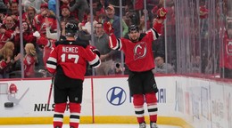 Slovenský hokejista v drese New Yorku Devils Šimon Nemec (vľavo) sa teší z gólu, ktorý strelil jeho spoluhráč Timo Meier (vpravo).