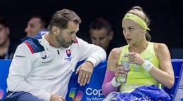 Slovenská tenisová jednotka Rebecca Šramková a nehrajúci kapitán Matej Lipták. 