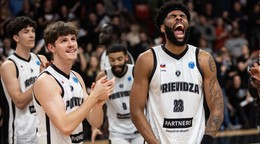 basketbalisti Prievidze v popredí zľava Patrik Hričo a Naje Smith 