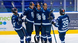 Hokejisti Slovana sa tešia z gólu.