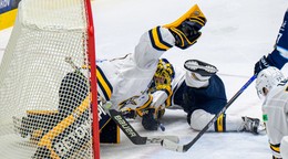 Na snímke vľavo brankár Denis Godla (Spišská Nová Ves) v zrážke so spoluhráčom.