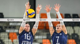 Zľava Ema Palkovičová a Ema Smiešková (obe Slovan) počas zápasu.