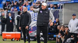 Tréner KFC Komárno Mikuláš Radványi počas zápasu Slovan Bratislava - KFC Komárno.