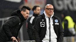 Na snímka sprava tréner Francesco Calzona (Slovensko) a asistent trénera Marek Hamšík.