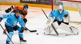 zľava Patrik Bačik (Slovan), Matúš Spodniak (Michalovce) a brankár Henri Kiviaho (Slovan) 