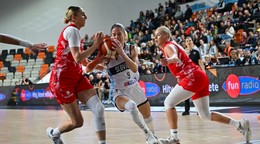 Terézia Páleniková (v strede) počas zápasu Slovensko - Poľsko.