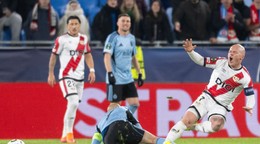 Na snímke zľava hráč Slovana Vladimír Weiss ml. a hráč Vallecana Isi Palazón bojujú o loptu.