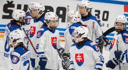 Smutné slovenské hokejistky po prehre v predĺžení s Nemkami 2:3 po zápase Nemecko - Slovensko na Nemeckom pohári žien.