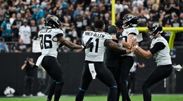 Cam Little oslavuje so spoluhráčmi prekonanie rekordu.