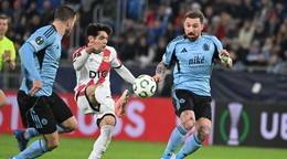 Na snímke hráč tímu Rayo Vallecano Fran Pérez(uprostred), hráči Slovanu Kenan Bajrič (vľavo) a Guram Kašia bojujú o loptu v zápase 4. kola ligovej fázy Konferenčnej ligy.