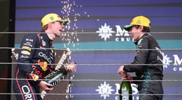 Vľavo Max Verstappen na pódiu po Veľkej cene Brazílie.