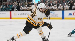 David Pastrňák strieľa v zápase NHL.