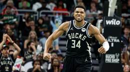 Giannis Antetokounmpo sa teší v zápase s Chicago Bulls.