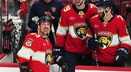 Hráč Floridy Panthers Brad Marchand (63) sa teší zo svojho 1000. bodu v kariére.