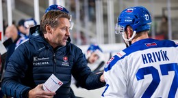 Tréner slovenskej hokejovej reprezentácie Vladimír Országh (vľavo) a útočník Marek Hrivík. 