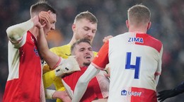 Slavia Praha oslavuje gól. 