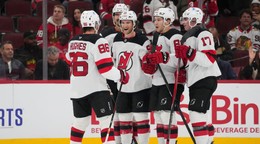 Slovenský obranca v drese New Jersey Devils Šimon Nemec (vpravo) sa teší z gólu,.