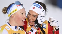 Kristine Stavas Skistadová (vpravo) vyhrala šprint v Ruke vo Svetovom pohári v behu na lyžiach.