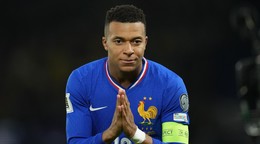 Kylian Mbappé oslavuje gól proti Ukrajine.