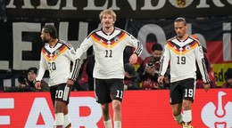 Hráči Nemecka oslavujú gól v sieti Slovenska.