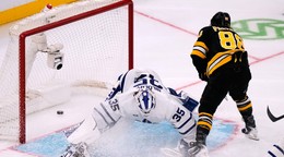Na snímke brankár Toronta Maple Leafs Dennis Hildeby, ktoré prekonáva hokejista Bostonu Bruins David Pastrňák a strelia svoj 400. gól v kariére.