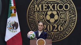 Mexická prezidentka Claudia Sheinbaumová drží futbalovú loptu.