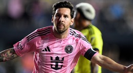 Lionel Messi oslavuje v zápase proti Nashvillu.