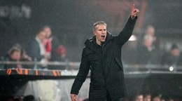 Tréner Feyenoordu Robin van Persie počas zápasu Európskej ligy proti Celticu.