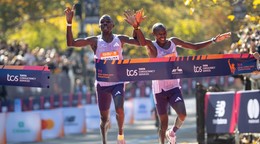 Benson Kipruto a Alexander Mutiso v závere Newyorského maratónu.