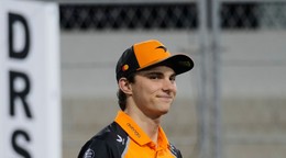 Jazdec McLarenu Oscar Piastri.