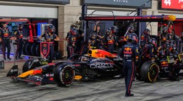 Japonský jazdec Júki Cunoda vo farbách tímu Red Bull Racing.