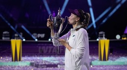 Jelena Rybakinová pózuje s trofejou po jej výhre nad Bieloruskou Arynou Sabalenkovou vo finále Turnaja majsteriek.