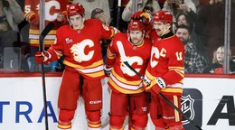 Útočník Blake Coleman (center) oslavuje svoj gól so spoluhráčmi Samom Honzekom (vľavo) a Mikaelom Backlundom (vpravo).