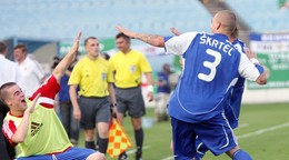 Škrtel oslavuje gól s náhradníkom Filipom Šebom (Vľavo). Slovensko zdolalo Severné Írsko 2:1.