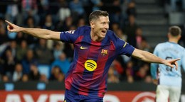 Robert Lewandowski sa teší z gólu.