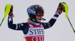 Američanka Mikaela Shiffrinová oslavuje po víťazstve ženského slalomu v Copper Mountain.