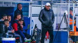 Hlavný tréner Komárna Mikuláš Radványi, na lavičke sú jeho asistenti Kornel Saláta (druhý sprava) a Ján Novota (druhý zľava).