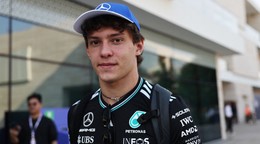Taliansky pretekár F1 vo farbách Mercedesu Andrea Kimi Antonelli.