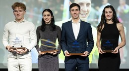 Na snímke najúspešnejší triatlonisti za rok 2025. Prvá Diana Dunjská (druhá zľava), prvý Ondrej Kubo (druhý sprava).