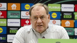 Na snímke tréner ŠK Slovan Bratislava Vladimír Weiss st. počas tlačovej konferencie.