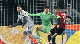 Na snímke sprava Klisman Cake (Škendija), Dominik Takáč a Kevin Wimmer (obaja Slovan) počas stretnutia Škendija Tetovo - Slovan Bratislava.