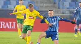 Na snímke uprostred Nino Marcelli (Slovan) a druhý vľavo Samuel Ďatko (Žilina) bojujú o loptu.