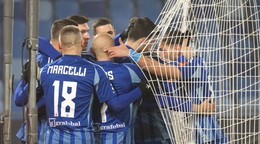 Futbalisti Slovana Bratislava oslavujú gól proti Žiline.