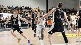 Rickey McGill (Levice) a vľavo Adrians Andzevs a vpravo Rodrigo Mumeisters (obaja Riga) v záverečnom 6. kole skupinovej fázy LM F-skupiny Patrioti Levice - VEF Riga.