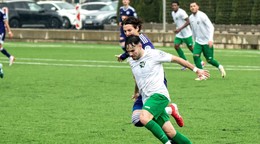 Matej Palacka (s loptou) v zápase proti rezerve svojho materského KFC Komárno.