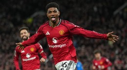 Amad Diallo z Manchesteru United oslavuje po tom, ako skóroval počas zápasu Premier League medzi Manchesterom United a Bournemouthom.